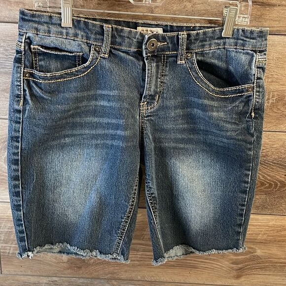 MUDD Ladies Denim Distressed Jean Shorts Raw Hem Low Waist Size 13 Blue - Picture 4 of 7
